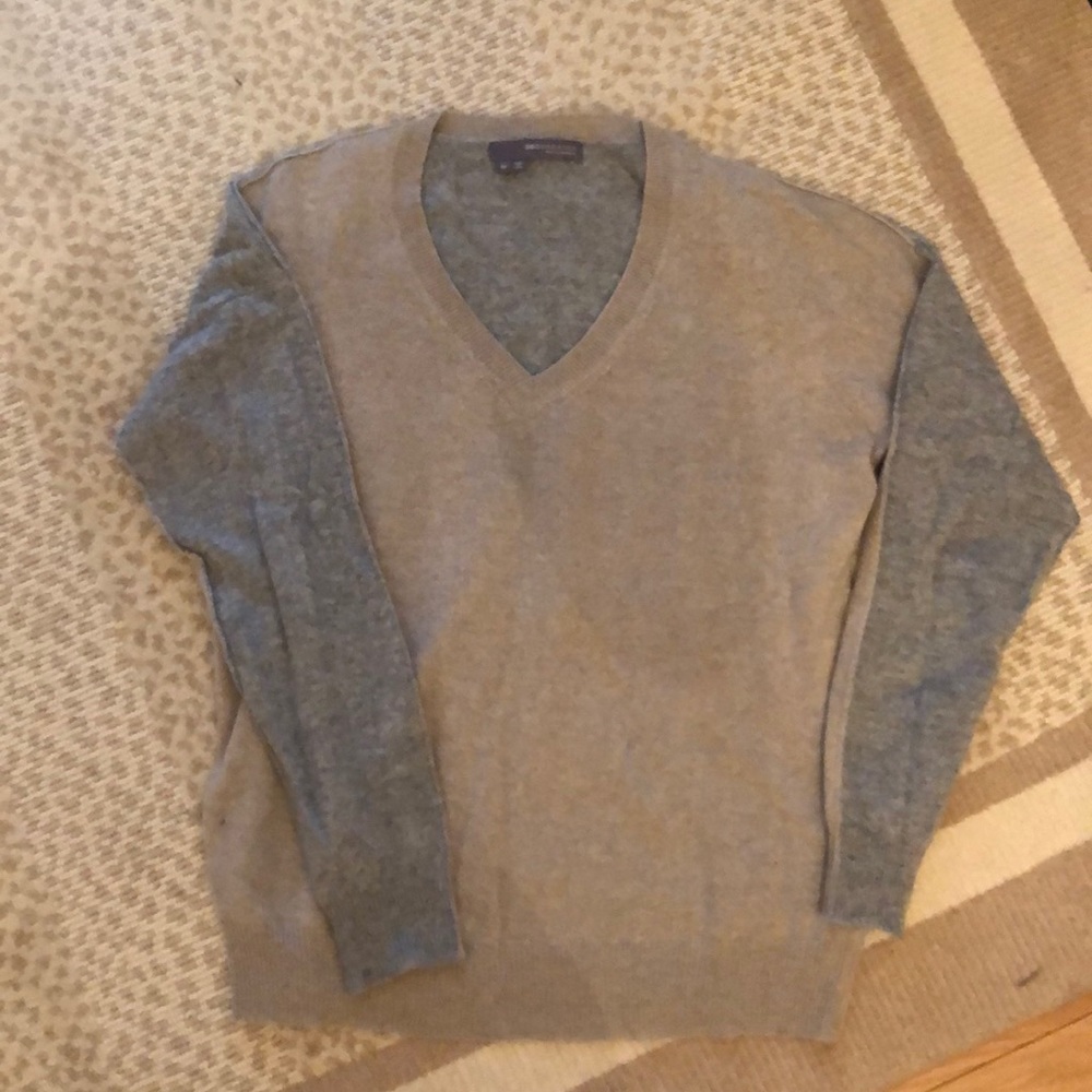 V-neck cashmere sweater w/ contrast color